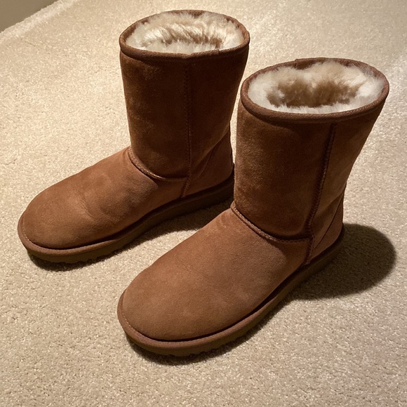 UGGS - Picture 2 of 3